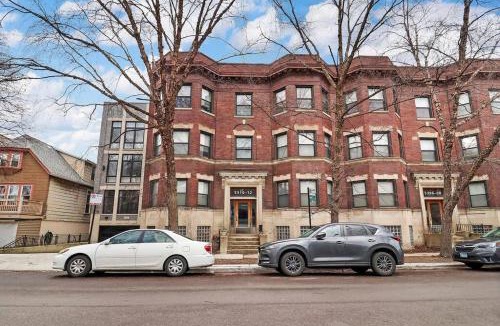 Hyde Park Apartment | Modern & Spacious 3BR Apt with In-Unit Laundry - Bstone 2