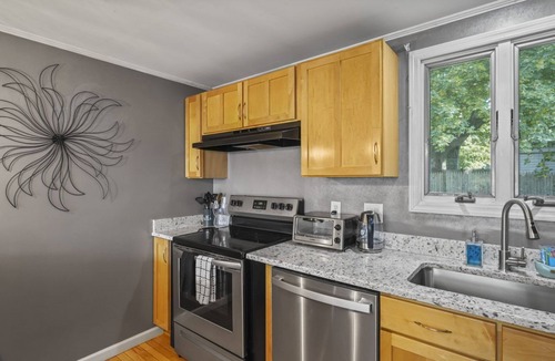 Clifton Park House | Modern & Stylish: Private Home w/Firepit~Sunroom!