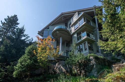 Blueberry Hill Ski Chalet | Osprey Chalet by Outpost Whistler