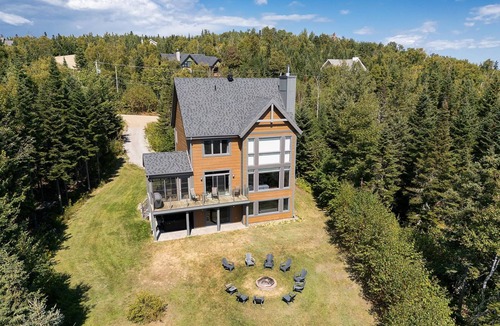 Petite-Riviere-Saint-Francois Ski Chalet | Phoenix 75: River view, Spa and Pool Table