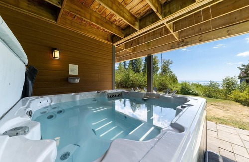 Petite-Riviere-Saint-Francois Ski Chalet | Phoenix 75: River view, Spa and Pool Table
