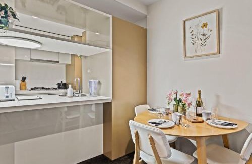 Melbourne Central Business District Apartment | Premium Skyline View APT at Heart of CBD