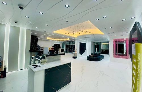 Sharjah House | Presidential Luxury Studio Suite with Jacuzzi