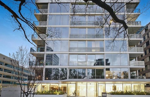Melbourne Apartment | Pride Fawkner Apt Bayview 5 Free Parking Pool Gym