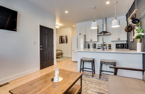 West Town Apartment | Relax in West Town - In-Unit Laundry and Pet Friendly! by AllSet Turnover