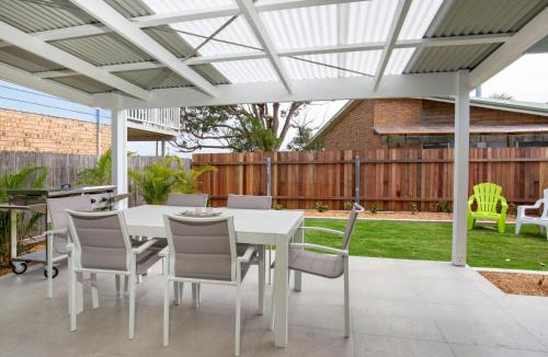 Currarong House | Sandy Feet Retreat I Pet Friendly I 1 Min Walk to Beach