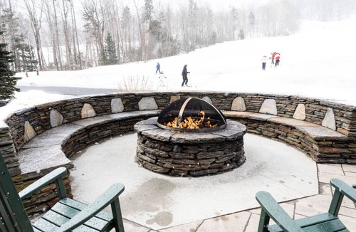 West Dover Apartment | Ski-In 2BR Loft | Sleeps 8