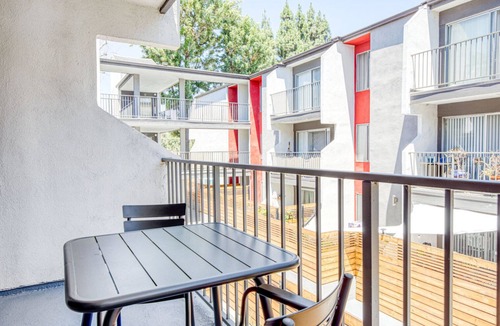 Atwater Village Apartment | Sleek Glendale 1BR w/Gym, Pool, Lounge, walkable location, by Blueground