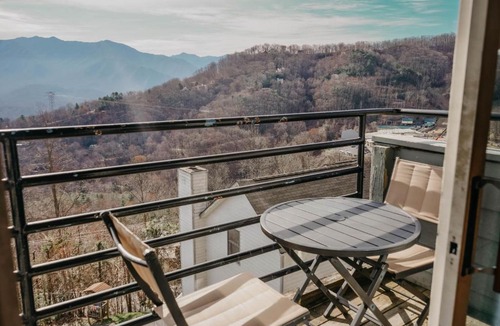 Chalet Village Apartment | Smoky Mountains 2BR Stunning Condo