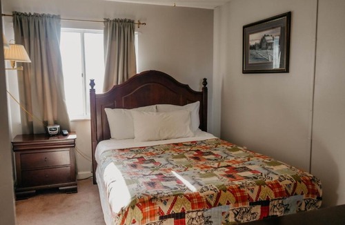 Chalet Village Apartment | Smoky Mountains 2BR Stunning Condo