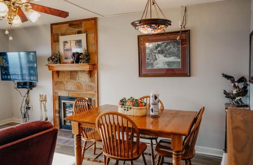 Chalet Village Apartment | Smoky Mountains 2BR Stunning Condo