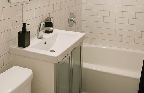 East Hyde Park Apartment | Studio Apt Comfy & Sunlit