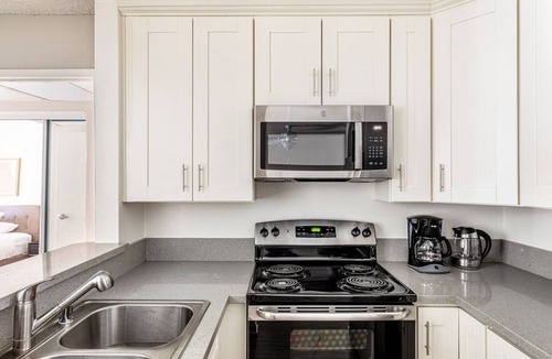 Atwater Village Apartment | Sunny Glendale 1BR w/Gym, Pool, Lounge, walkable location, by Blueground