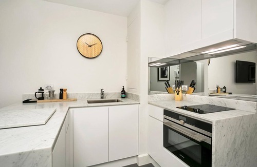 Sydney Central Business District Apartment | Sydney - CLDN4 - Bridge Street - Stylish Heritage Studio with Rooftop Pool Steps from Circular Quay