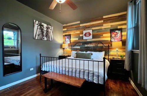 Near West Side Apartment | The Banksy-Free Parking -4 bedroom w King bed- Firepit Rooftop near United Center