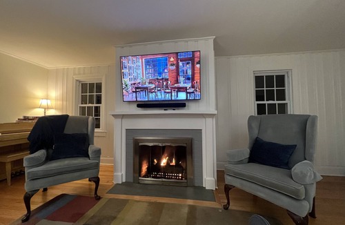 Essex Cottage | The perfect New England getaway only a 10 minute walk to downtown!
