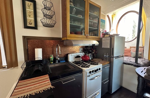 East Hollywood Hostel | The Rosemary Silverlake
