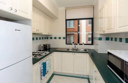 Darling Harbour Apartment | Thriving city location, dining hub near CBD