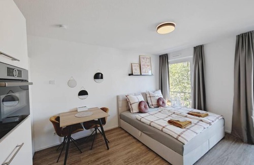 Metzingen Apartment | TiCasa HAPPY Zentral-Outlet-Parkplatz-Aufzug-SmartTV-Unique