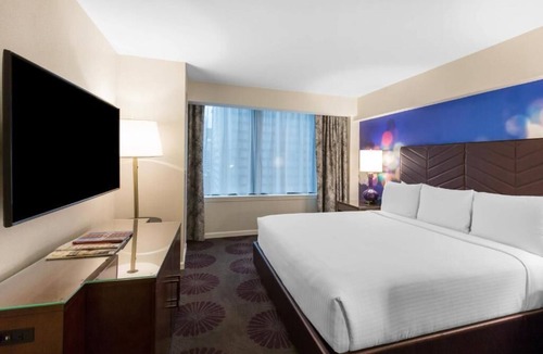 Magnificent Mile Hotel | Upscale City Center Stay | Prime Locale | City Views | Pets Allowed