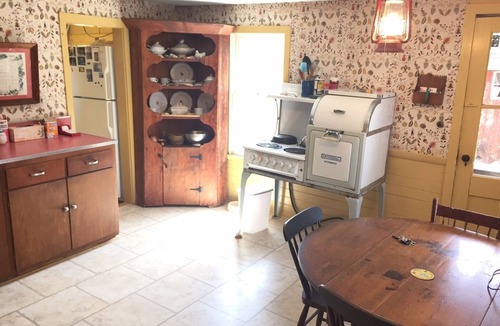 Waterford Cottage | Waterfront! Charming 4BR Cottage on the Niantic River!