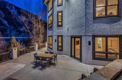 Basalt House | Waterfront Luxury Villa Near Aspen