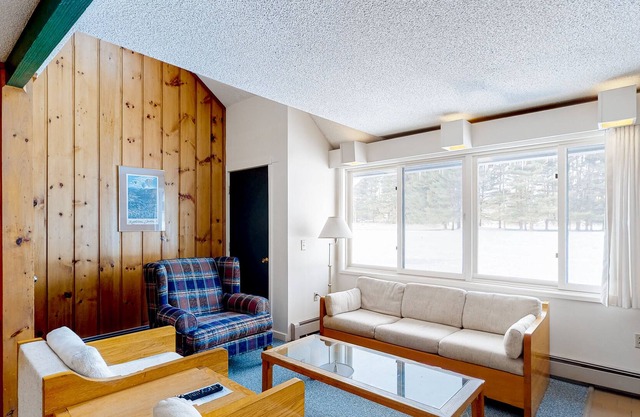 2-Story Golf Course Front Condo w/Gas Fireplace, Shared Pool, Hot Tub, Game Room