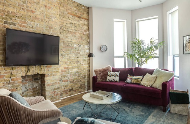 858 2N - BEAUTIFULLY remodeled flat downtown