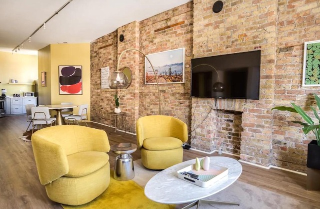 BEAUTIFULLY remodeled flat DOWNTOWN - Sleeps 10!