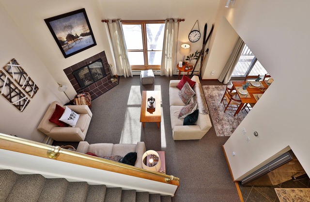 Beautifully Renovated Trail Creek #50 3BR/2BA Loft Condo. Close to slopes. AC.