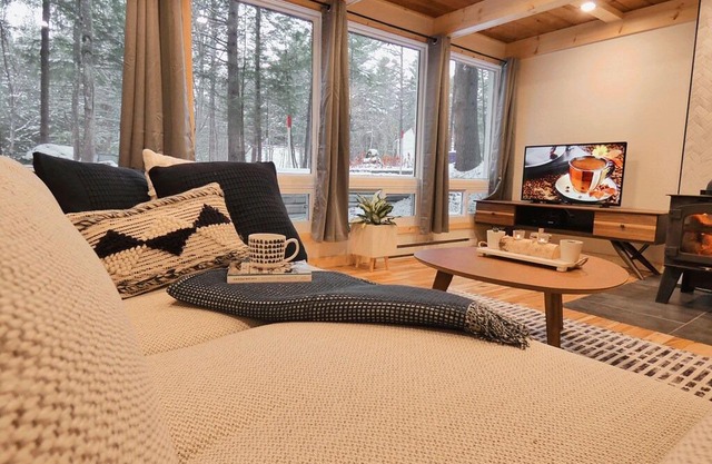 Blissful Chalet+ Nature + Family & Pet Friendly + Workspace + WiFi