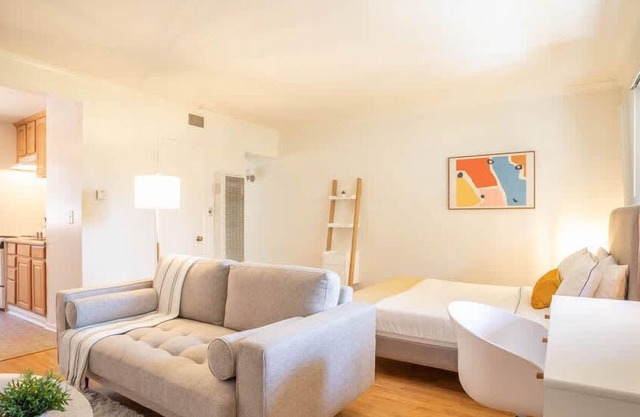 Bright, comfortable Studio with fast WiFi