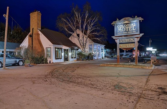 Colonial Motel 