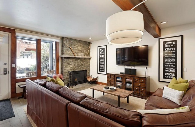 Fifth Avenue Unit 8, Condo with Extra Murphy Bed + Access to Pool & Hot Tub