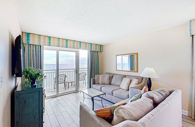 Oceanfront snowbird-friendly condo with beach views, hot tubs, pools, lazy river