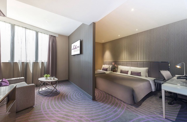 Suite with 1 king+1 single+1 sofa bed, FREE WiFi