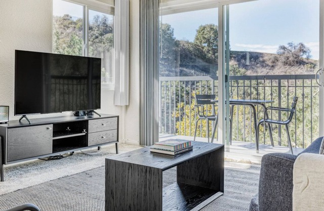 Sunny Burbank 1BR w/ Pool, W/D & Gym, near TJ & WF, by Blueground