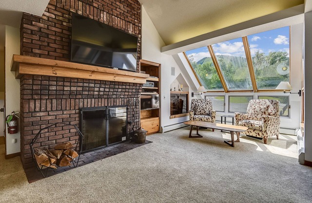 Sunrise Timberline C1 Ski to/from. Totally renovated, new kitchen and bathrooms, fabulous sports center with indoor heated pool and summer outdoor heated pool, racquet sports etc.