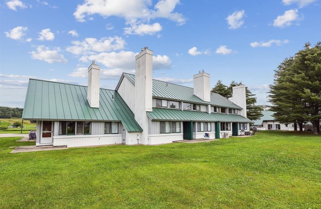 Village Green 10C: 2 br with a/c and resort amenities!