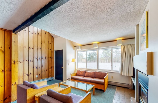Village Green Condo - Shared Pool, Hot Tub & Tennis, High-Speed WiFi & Fireplace