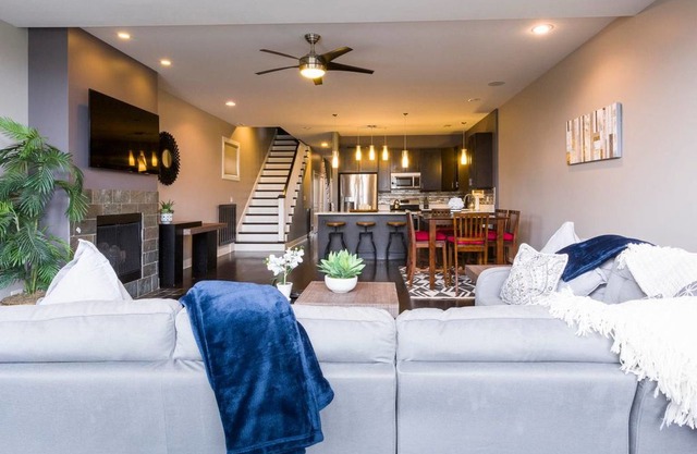 West Town Penthouse - Luxury Views Near Downtown