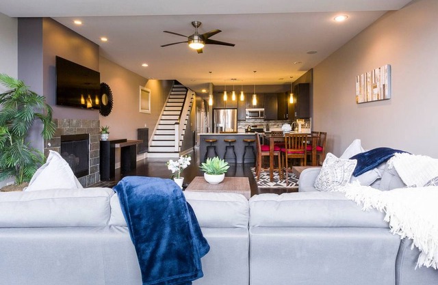 West Town Penthouse - Luxury Views Near Downtown