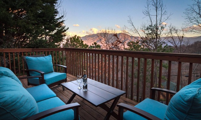 Chalet Village Cabin | BEAUTIFUL 2/2 CHALET! Amazing Views! Hot Tub! Games!nGreat Location Near Ober!