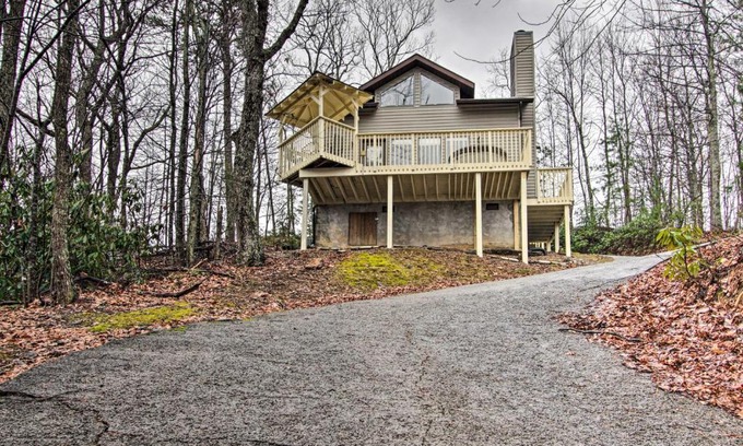 Chalet Village House | Cozy Gatlinburg Hideaway with Hot Tub and Air Hockey
