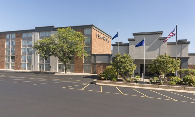 East Paris Hotel | Delta Hotels by Marriott Grand Rapids Airport