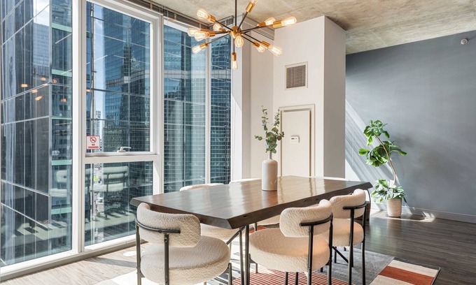Downtown Chicago Apartment | Exclusive 3BR with Views, Ideal for Tourists