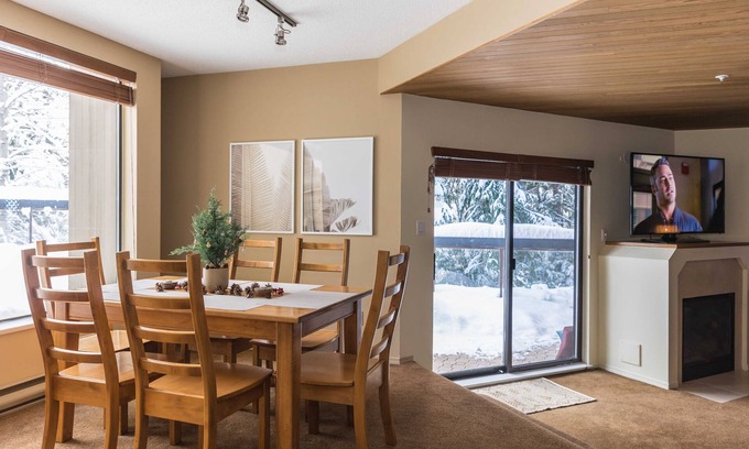Blueberry Hill Condo | Family Staycation Retreat with Heated Year Round Pool, Walk to Beach, Sleeps 7