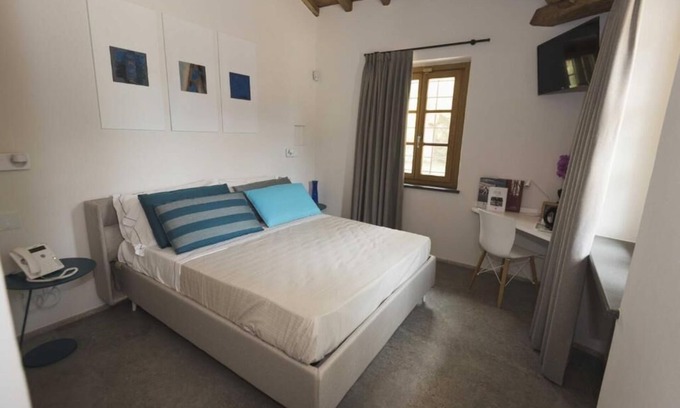 Cori Hostel | Magnum Queen Room with Garden View