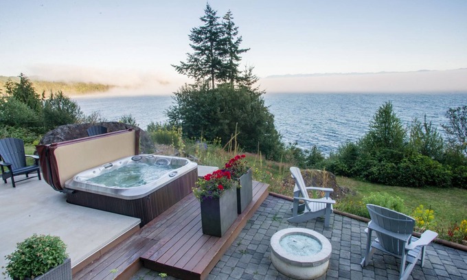 Juan de Fuca Electoral Area Condo | Oceanfront/3bed/3bathn2 adjacent suites/private hottub/stairs to ocean deck
