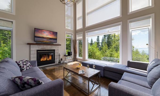 Petite-Riviere-Saint-Francois Ski Chalet | Phoenix 75: River view, Spa and Pool Table